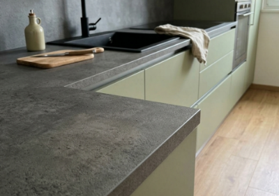    Come pulire e proteggere la tua cucina su misura: la guida definitiva per nobilitato, laminato e superfici anti-impronta